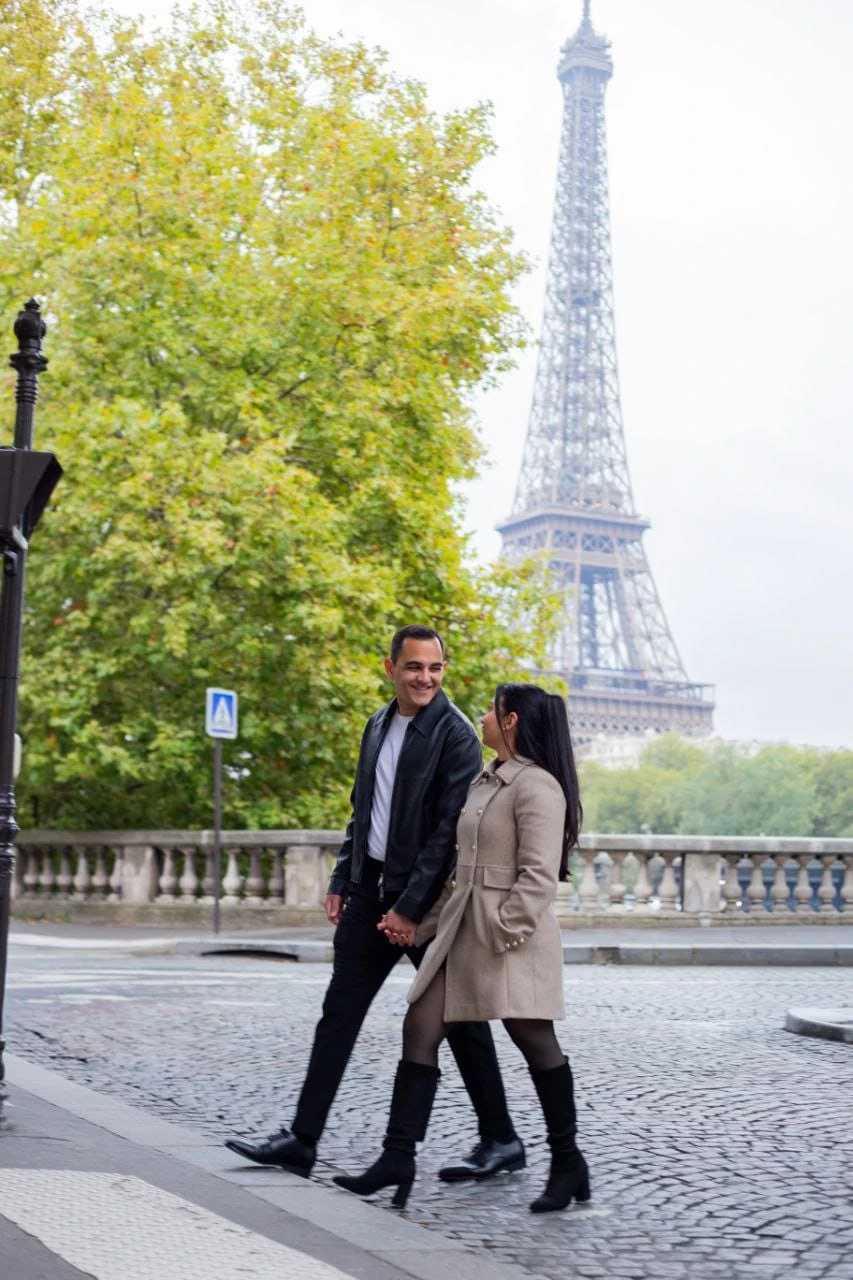 Luis y Carolin pasean de la mano junto a la Torre Eiffel