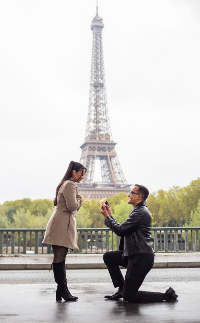 La pedida de Luis y Carolin frente a la Torre Eiffel