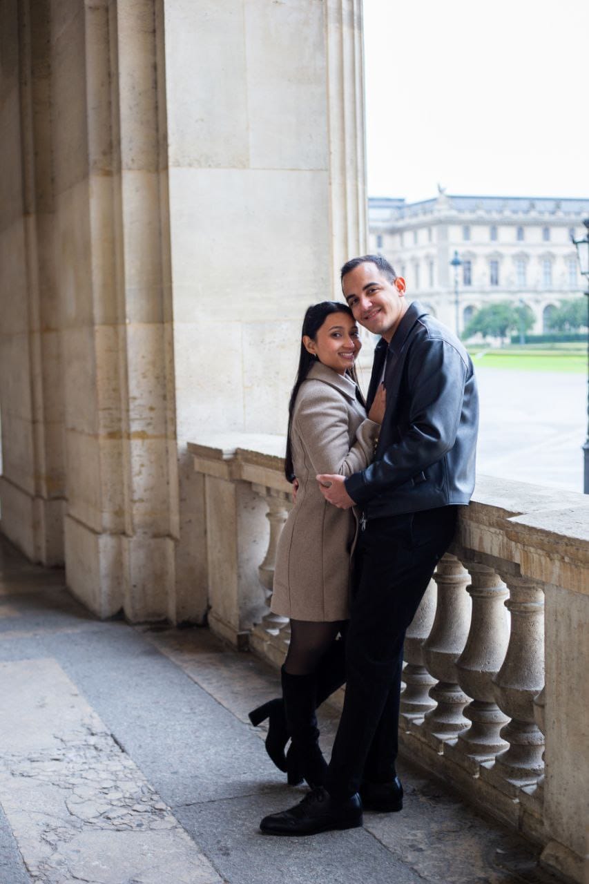 Luis y Carolin abrazados y sonriendo en París