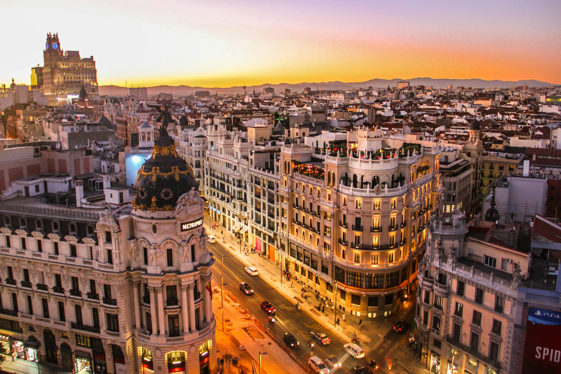 Los tejados y la Gran Vía de Madrid al atardecer